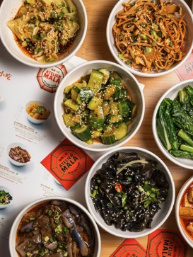 Assortiment de plats du Sichuan sur une table Atelier Mala