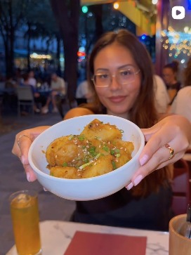 Cliente présentant un plat lors d'une soirée Atelier Mala