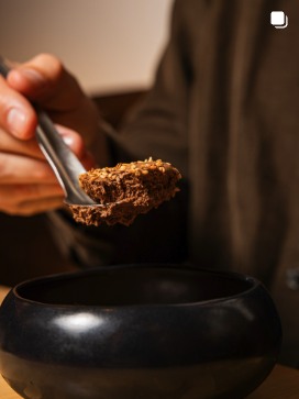 Bouchée dégustée à la cuillère au-dessus d'un bol