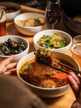Bouchée de cuisine du Sichuan dégustée avec des baguettes