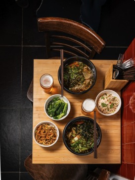 Table dressée avec plusieurs plats et bols Atelier Mala
