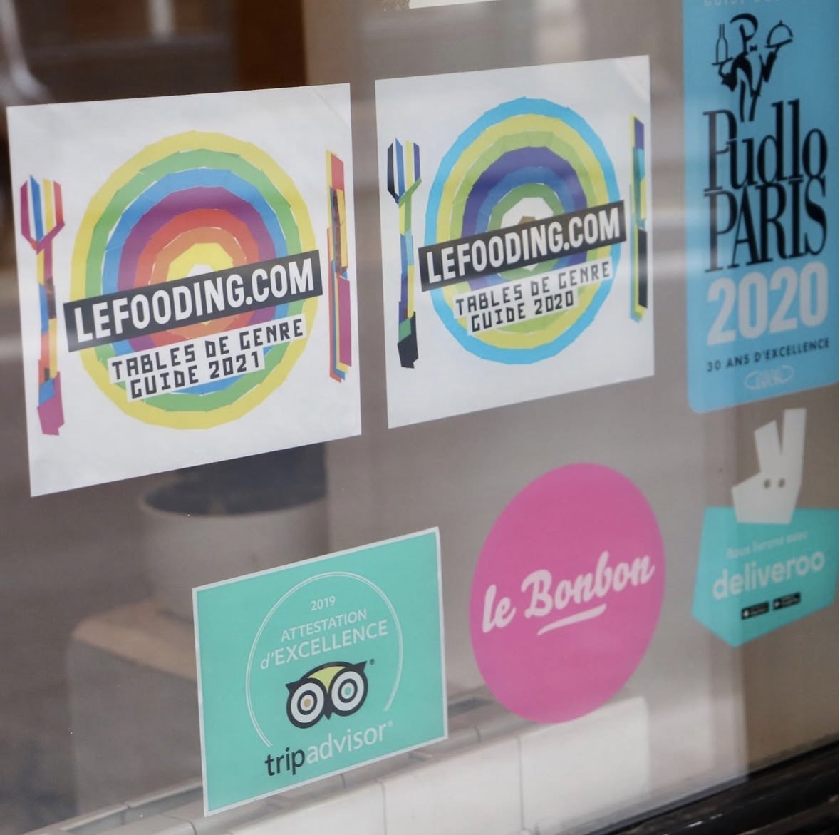 Stickers presse et guides sur la vitrine : Le Fooding, Pudlo Paris, TripAdvisor